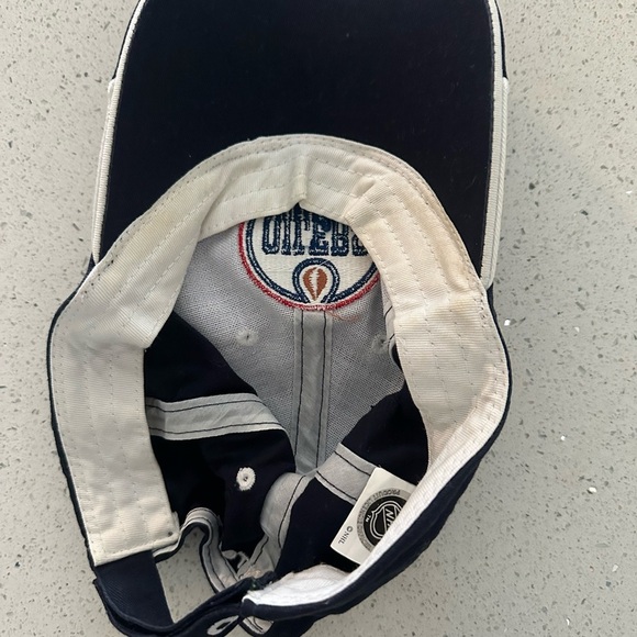 NHL Kids Oilers Black and White Cap - Picture 3 of 4